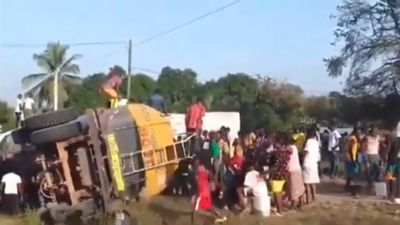 Mueren 40 personas tras explosión de pipa de combustible