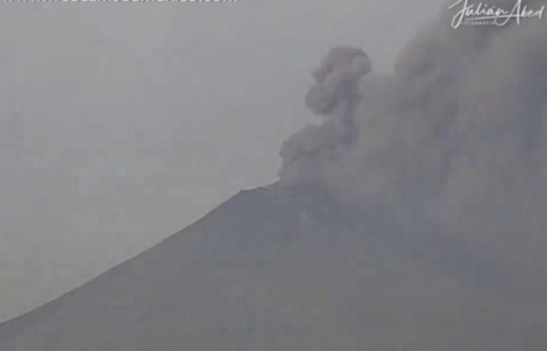 VIDEO: Popocatépetl amanece con fuerte actividad con fumarolas que oscurecieron el cielo