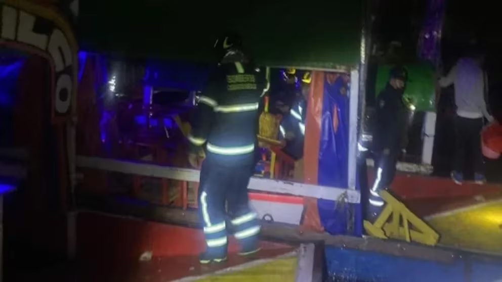 ¡Hundimiento a la mexicana! En Xochimilco colisionan dos trajineras, partiéndose y hundiéndose en el canal