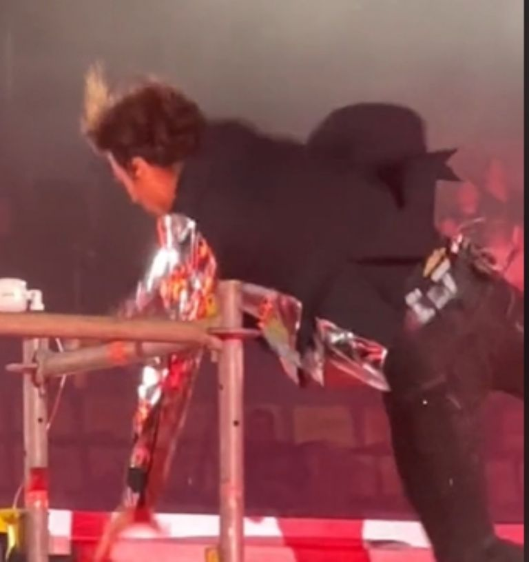 Alex Sirvent del grupo Mercurio se cae del escenario del 90’s Pop Tour y descubren que hacía playback: VIDEO