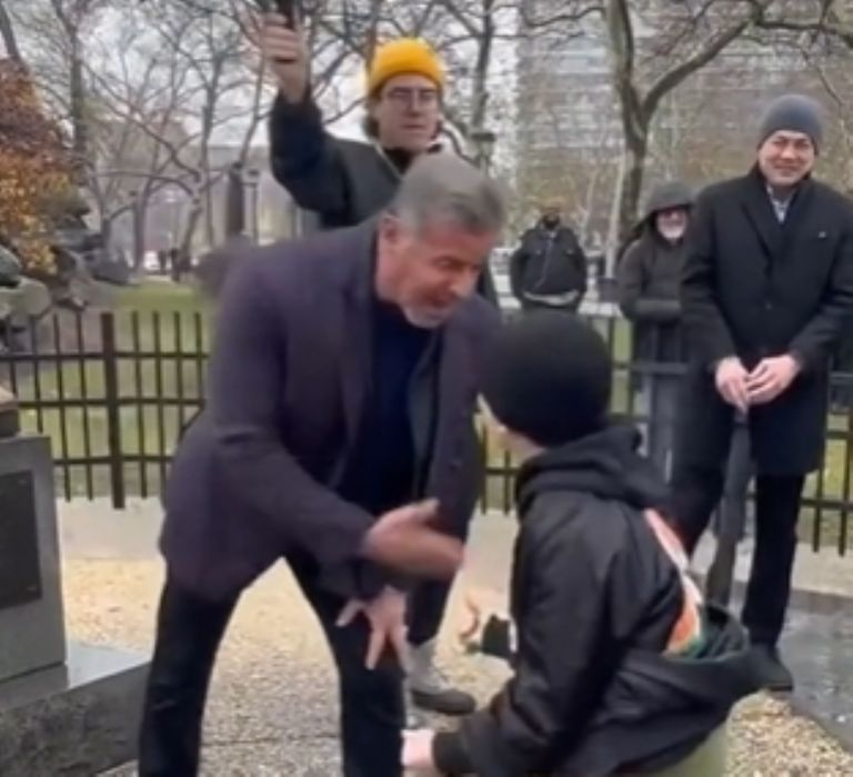 Niño replica icónica frase de Rocky Balboa y se roba el corazón de Sylvester Stallone