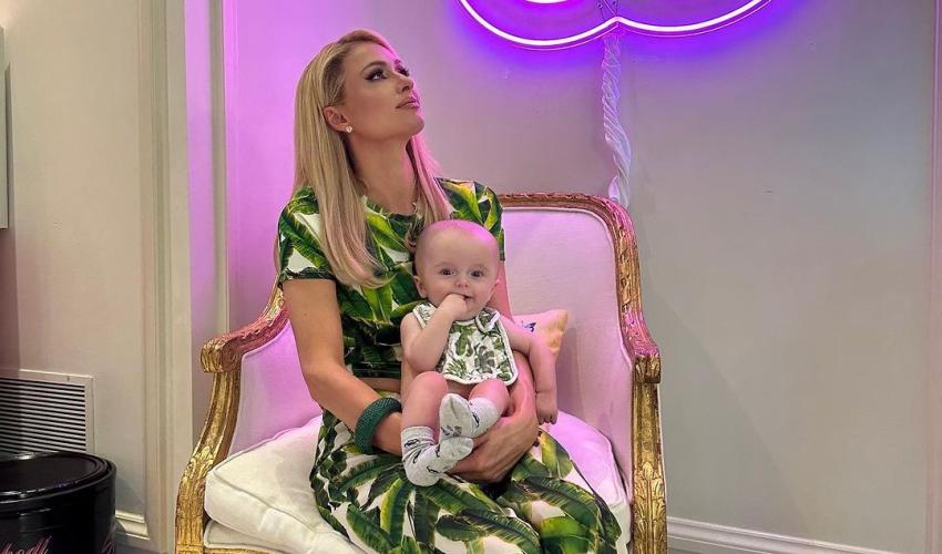 Paris Hilton explica por qué no cambió el pañal a su hijo durante su primer mes