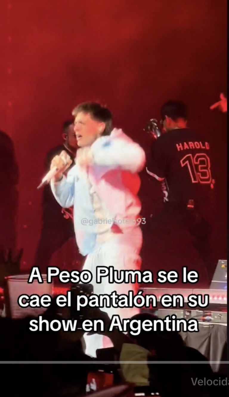 VIDEO: Peso Pluma estuvo a punto de quedarse sin pantalones durante su concierto