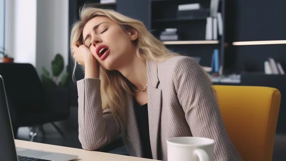 Cansancio de fin de año: qué es la inercia del sueño y cómo impacta posponer la alarma por las mañanas