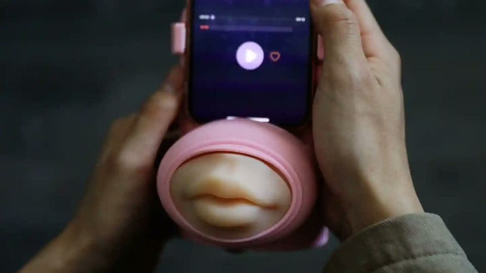 China crea unos labios que puedes conectar a tu celular y así mandar besos reales por mensaje