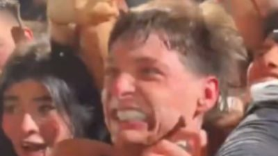 Peso Pluma casi es asfixiado en pleno concierto, tuvo que intervenir personal de seguridad: VIDEO