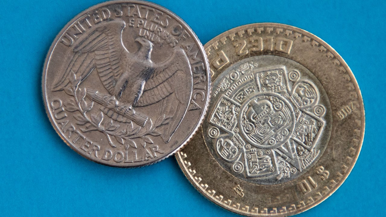 El peso retrocede en espera de anuncios de Banxico y la Fed