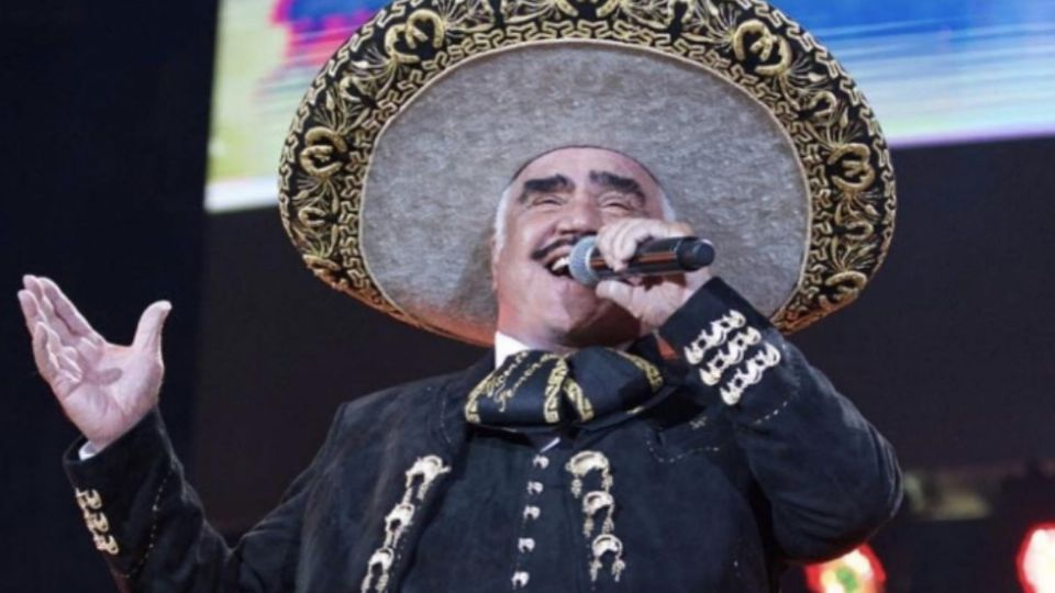 Vicente Fernández se llamó ignorante y rompió en llanto en el escenario en su último concierto: VIDEO