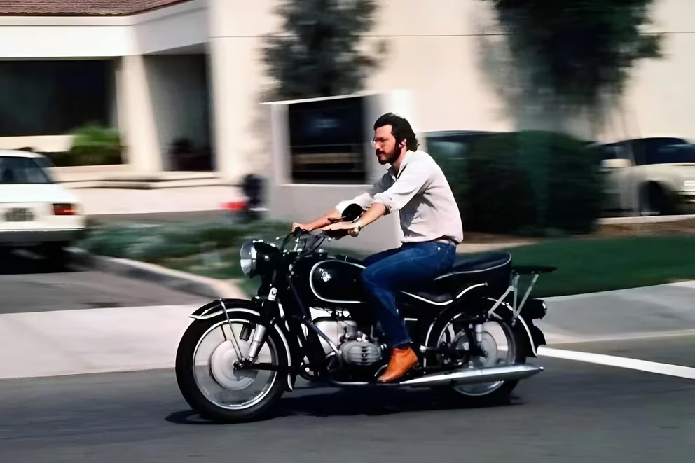 Por qué Steve Jobs estacionaba su moto dentro de las oficinas de Apple