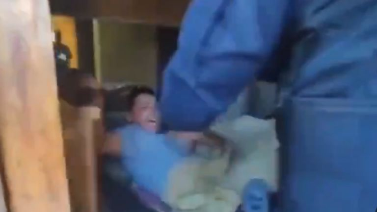 IMÁGENES FUERTES: papá secuestra a su hijo tras divorcio y lo toma como rehén