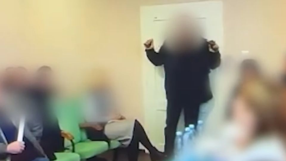VIDEO: Concejal de Ucrania lanza granadas durante reunión; hay 26 heridos