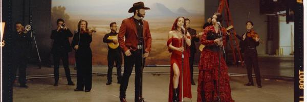 Becky G, Ángela y Leonardo Aguilar, sorprenden a sus fans con una presentación en vivo de «Por el Contrario»
