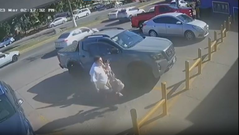 VIDEO | Roban camioneta con todo y niños en Culiacán
