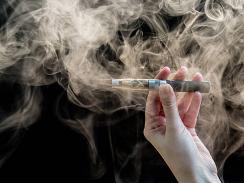 Tras prohibición, vapeadores siguen en mercado negro; 1.7 millones de mexicanos consumen