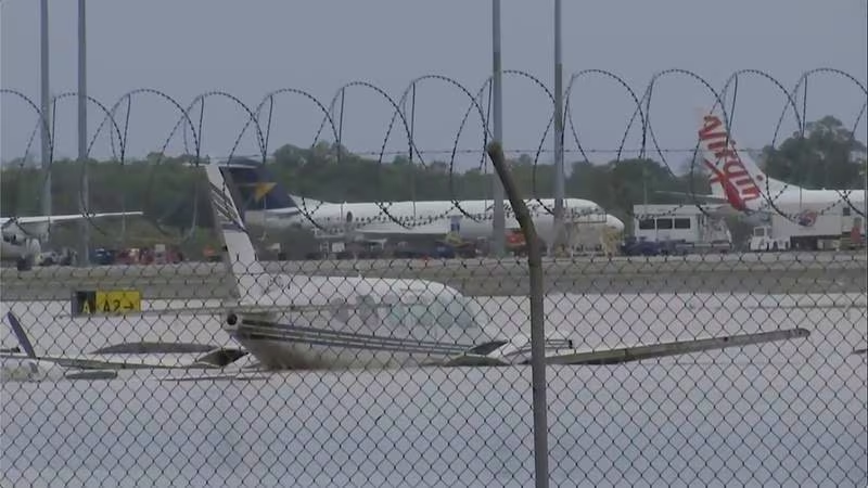 Australia, en alerta por inundaciones: Aeropuerto de Cairns frena vuelos y rescatan a 300 de tejados