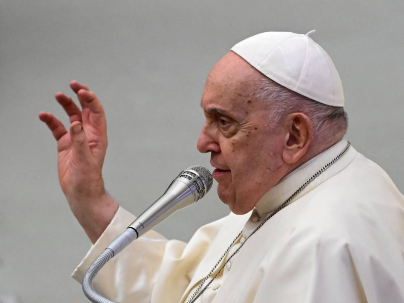 Papa Francisco está mejorando de su bronquitis, informó el Vaticano