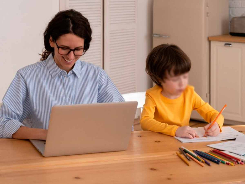 Presentan propuesta de horario flexible y empleo híbrido para mamás