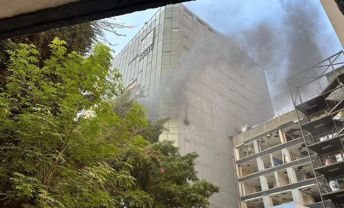 VIDEOS y FOTOS: Incendio consume edificio del ISSSTE en Paseo de la Reforma