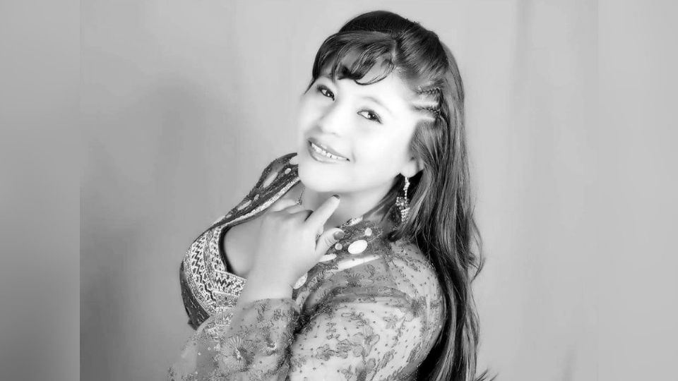 Hallan sin vida a querida cantante frente a un cementerio