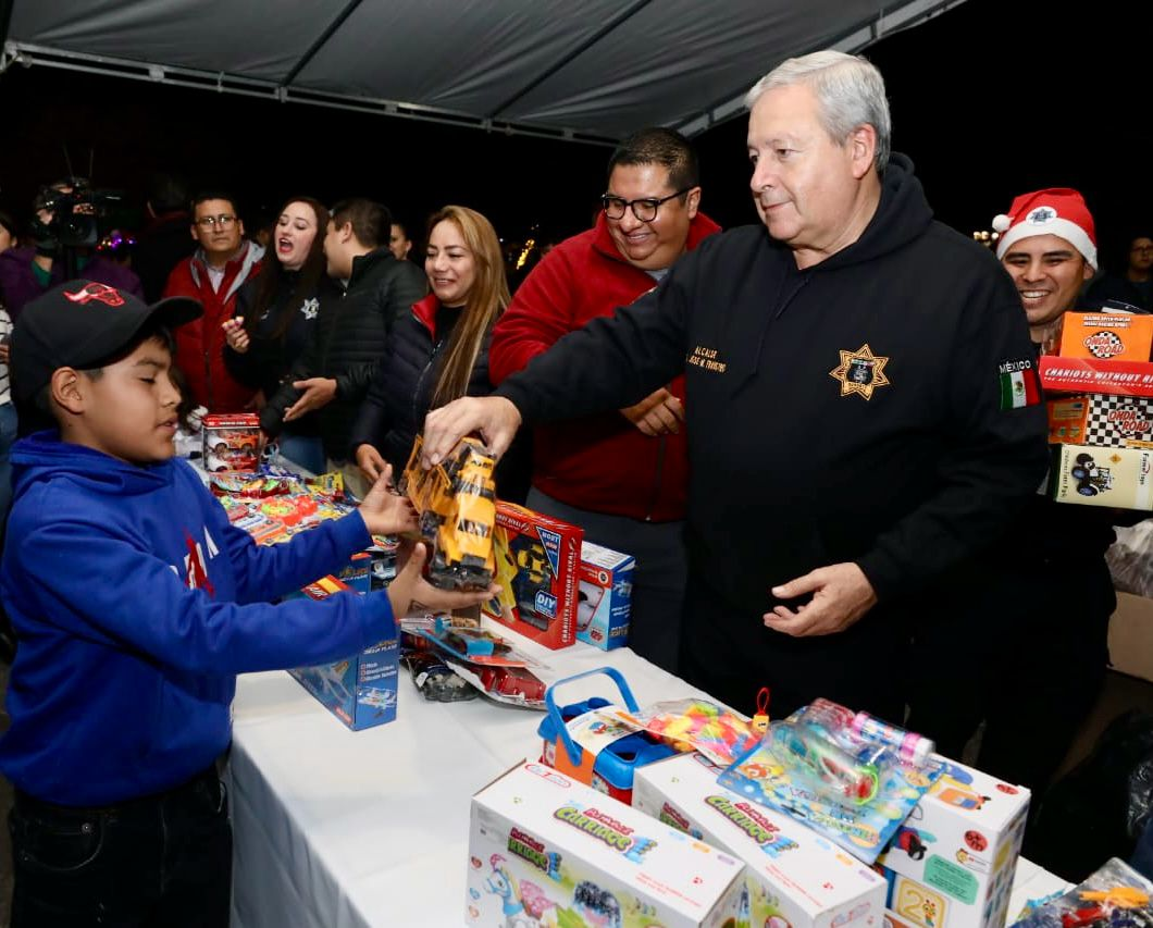 Familias de Saltillo disfrutan el Desfile Navideño de la Comisaría de Seguridad