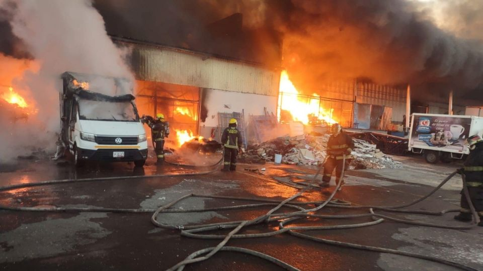 Mega incendio consume una fábrica de galletas