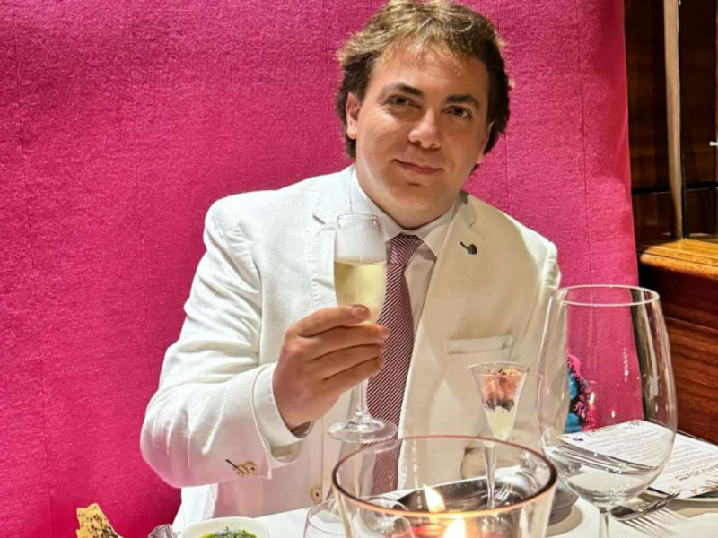 ¿Tiene novia? Cristian Castro fue captado besando a mujer en aeropuerto; esto respondió