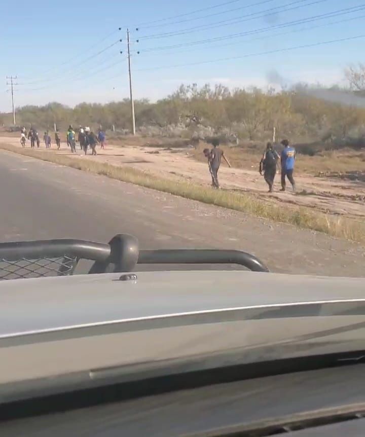 …Y cientos siguen caminando con rumbo a la frontera