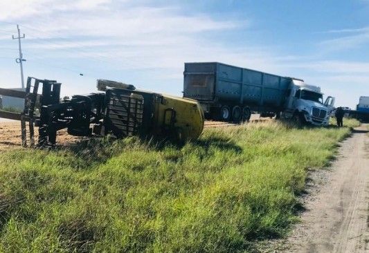 Cae montacargas de un tráiler; provoca accidente