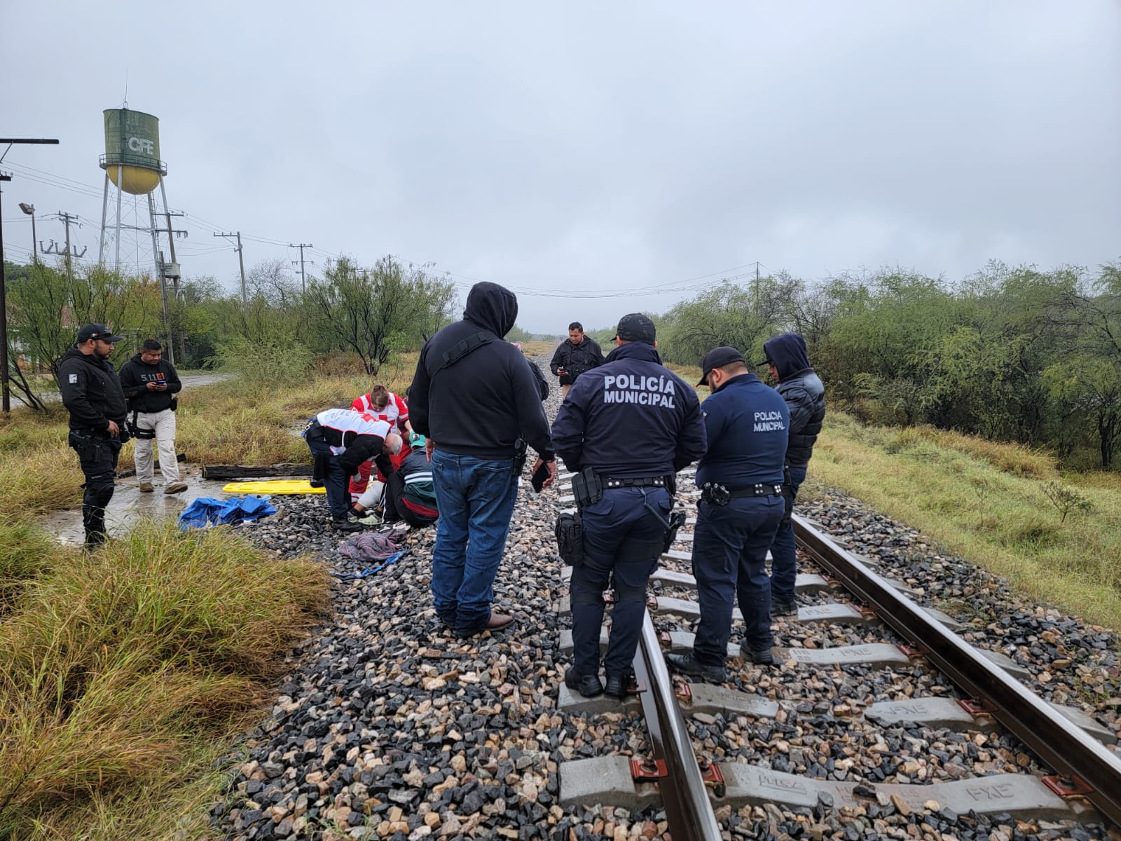 Trasladan a hospital a migrante arrollada