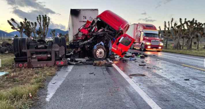 Chocan tráileres en la Carretera 57