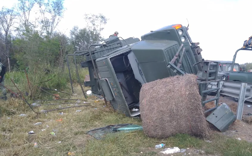 Se registra volcadura de camión de Sedena en carretera Victoria-Monterrey; hay 28 heridos