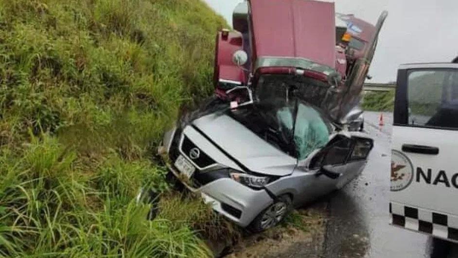 Mueren tres en choque de tráiler y automóvil