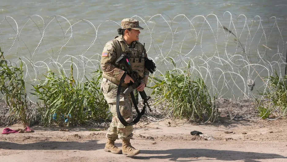 Texas erige nueva barrera fronteriza entre México y EU en plena disputa con el gobierno de Biden