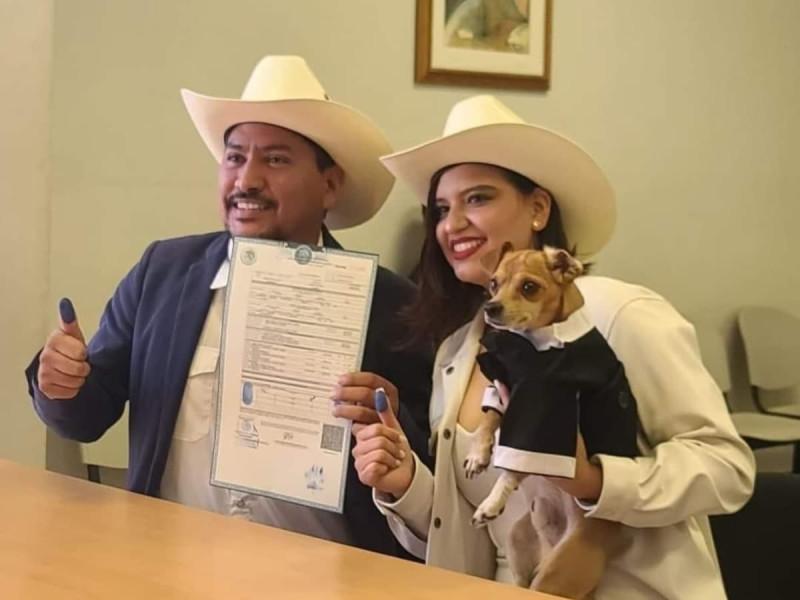 Perrito firma como testigo en la boda de sus humanos