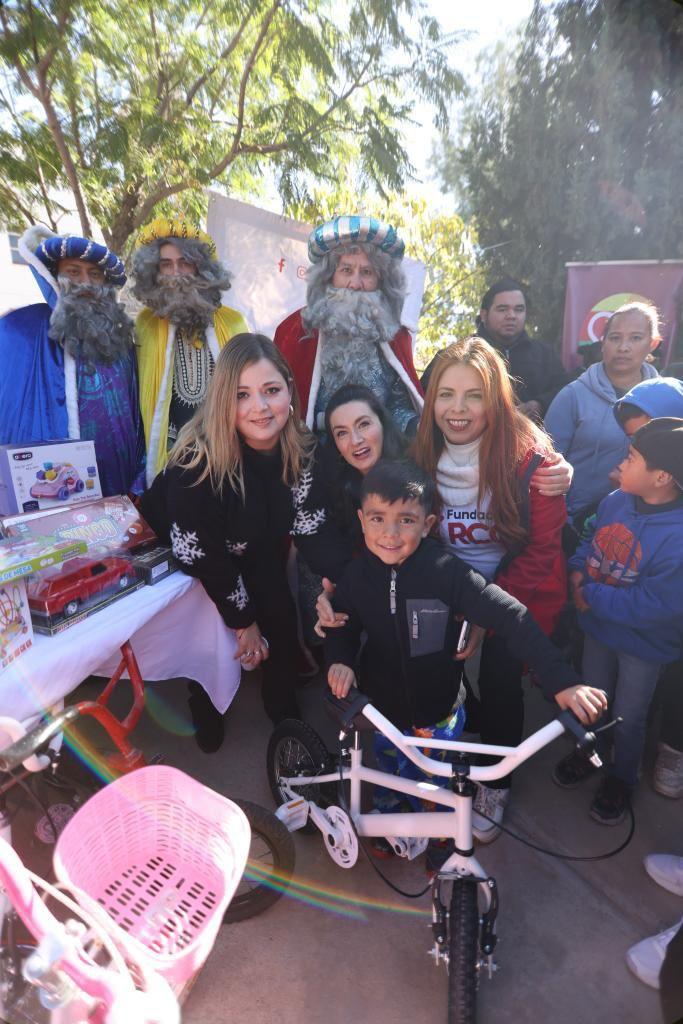 Lleva Ana Lucía juguetes a ejido