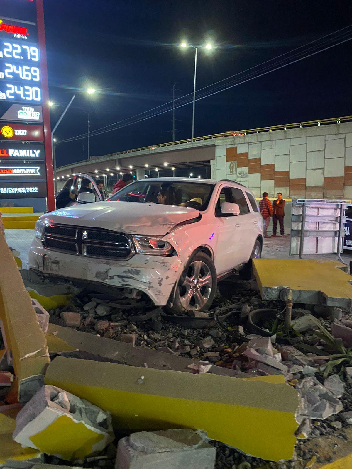 Conductora evita choque, se impacta contra barda