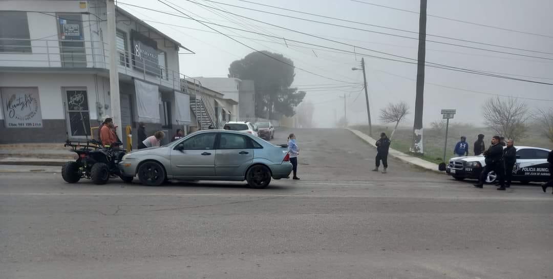 Choca cuatrimoto contra automóvil