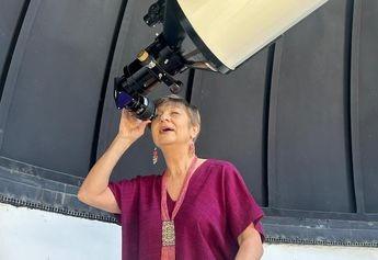 Astrónoma de NASA visita Coahuila por eclipse solar
