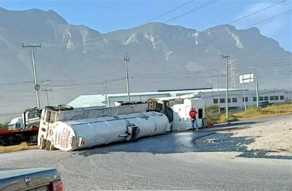 Derrama pipa gasolina en la Santa Catarina a Ramos