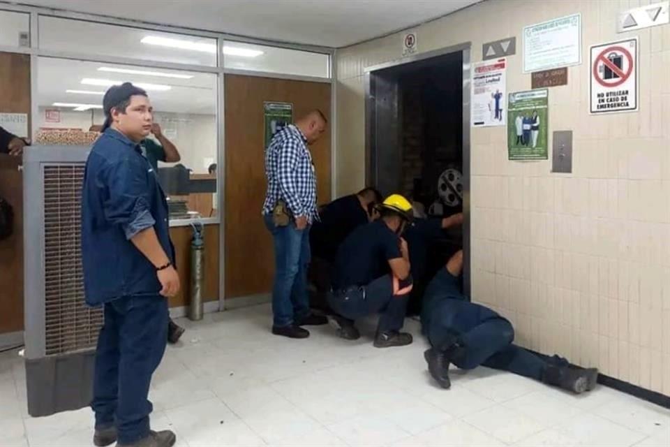 Atrapa ascensor IMSS a 16 adultos y 4 niños