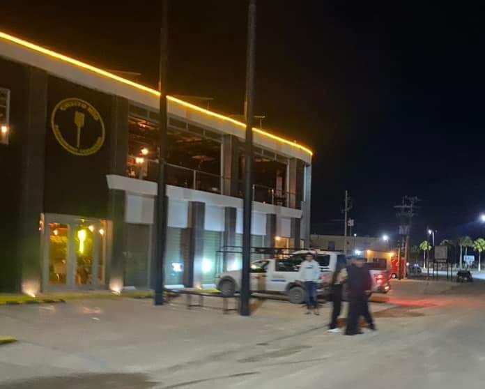 Pelean empleados y clientes afuera de bar