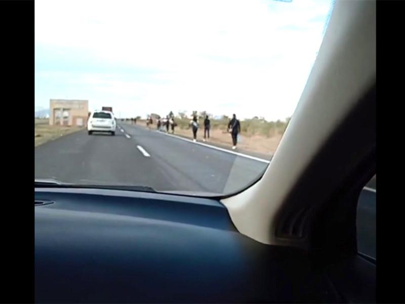 Si no es en tren… Se van caminando