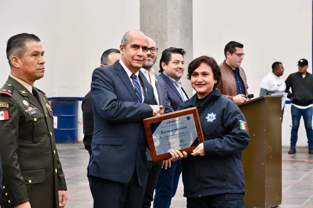 Festeja Dávila a policías en su día