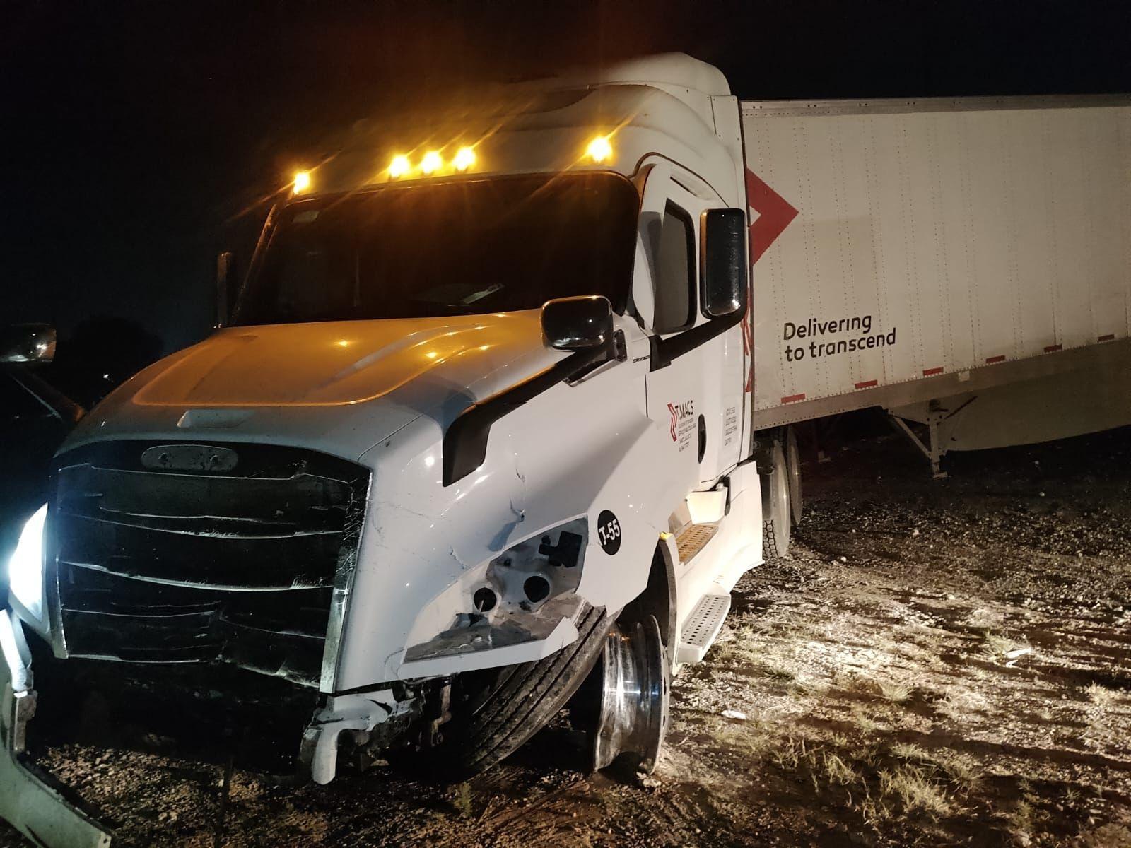 Muere conductor al chocar contra tráiler