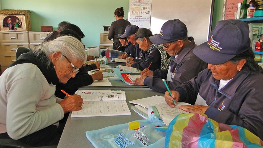 Busca el IEEA abatir rezago entre adultos