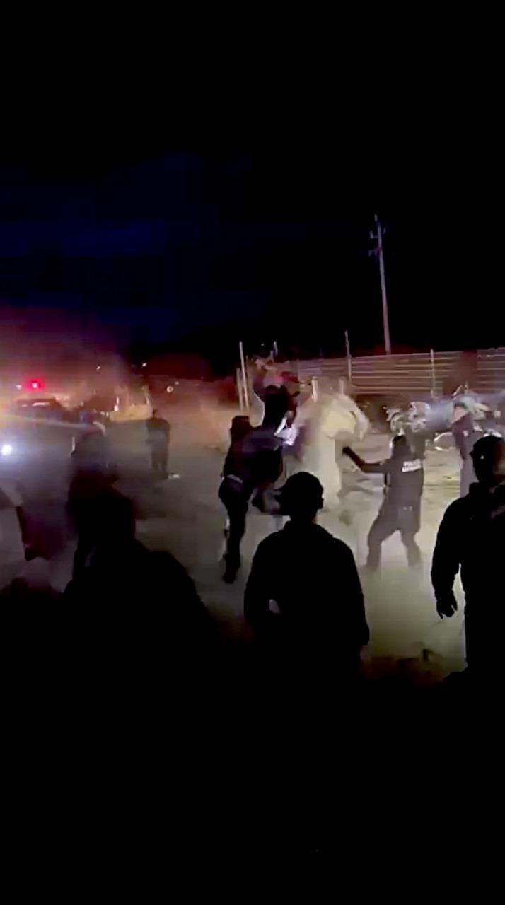 Hieren a policía tras riña campal