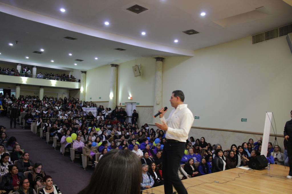 Habla Pimentel con 650 universitarias