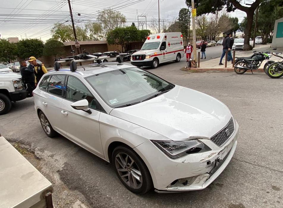 Ignora señalamiento y abate a motociclista