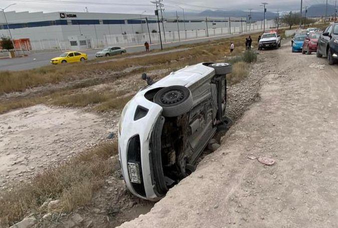 Vuelca vehículo en bulevar Fundadores