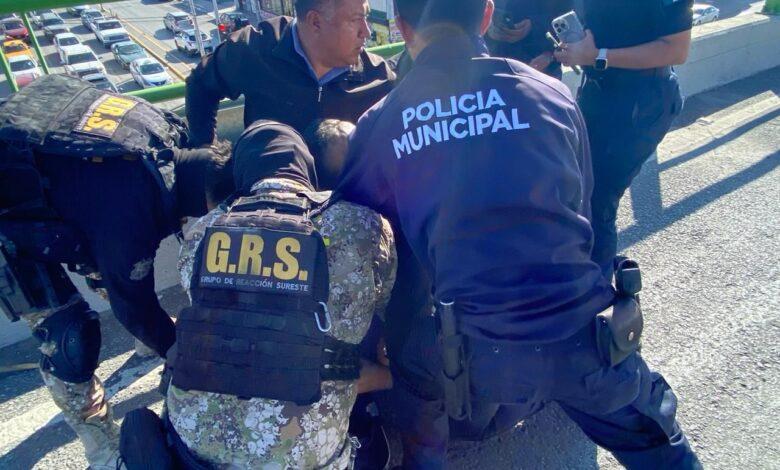 Disuaden municipales otro suicidio en puente vehicular